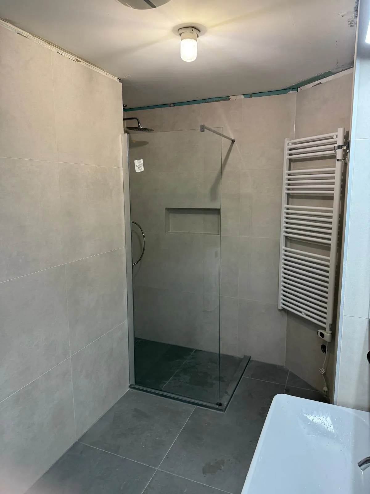 Bodengleiche Dusche in grauer Badgestaltung