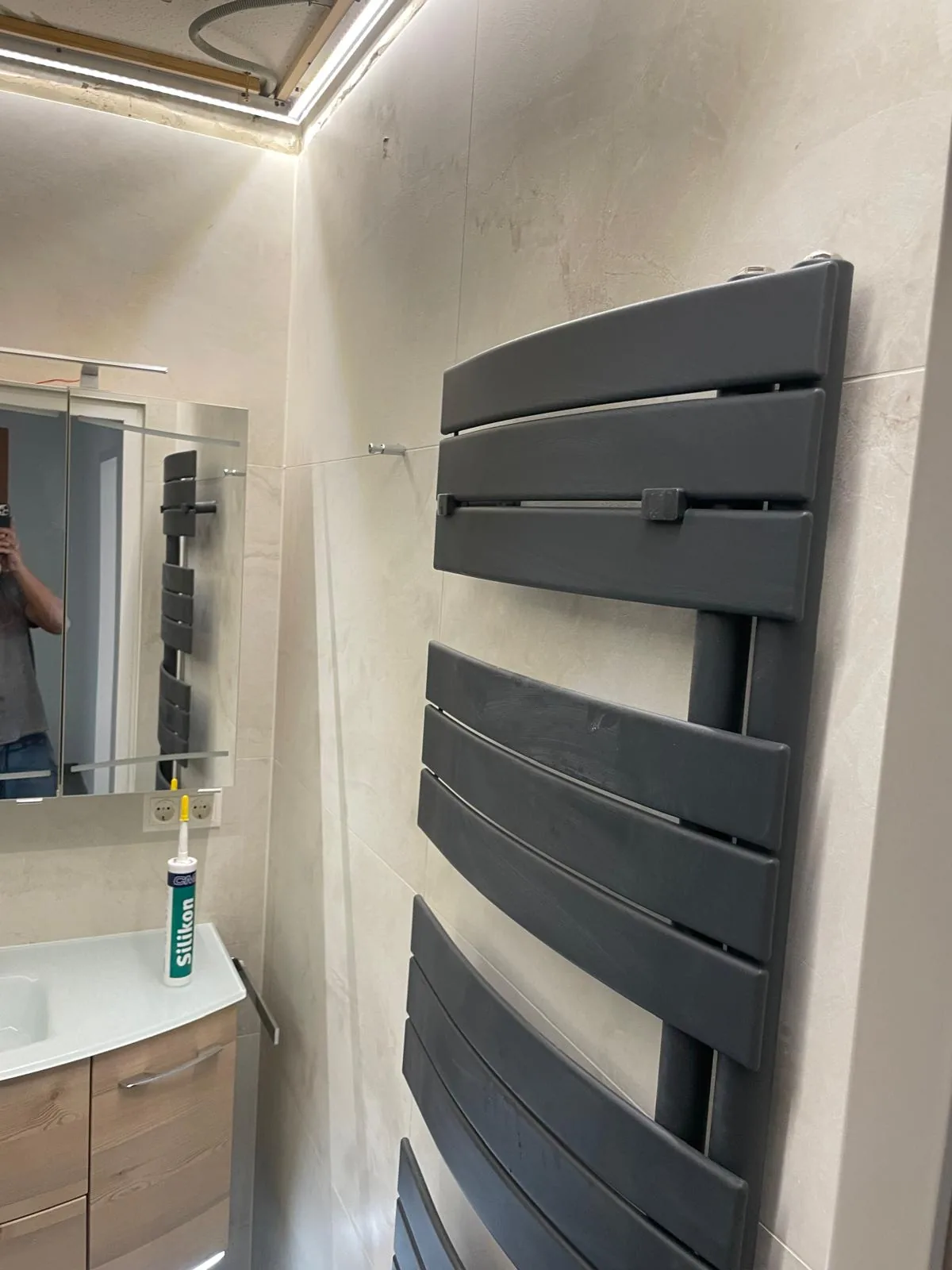 Moderner Designheizkörper in Anthrazit