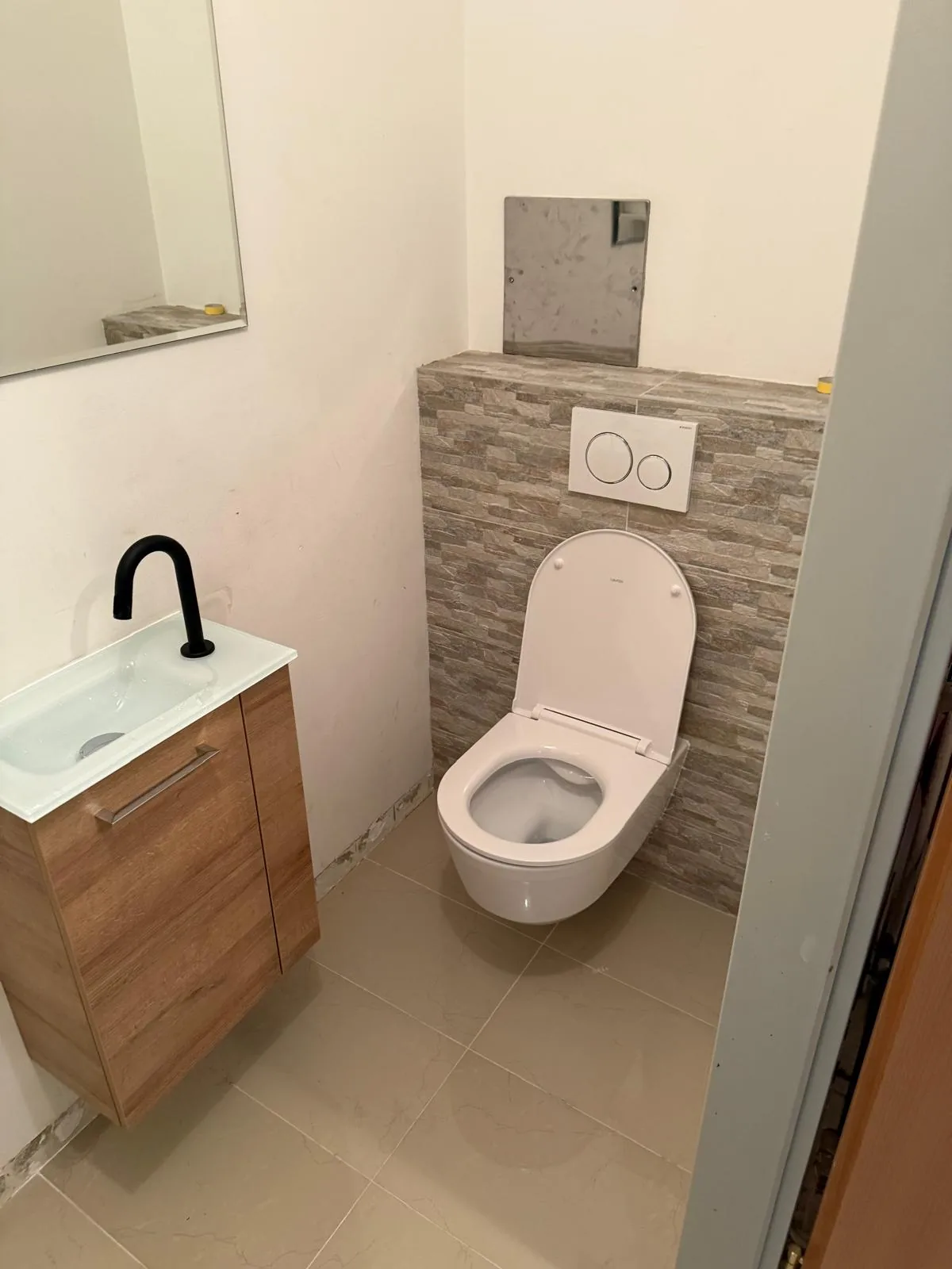 Wand-WC mit kompaktem Holzwaschtisch