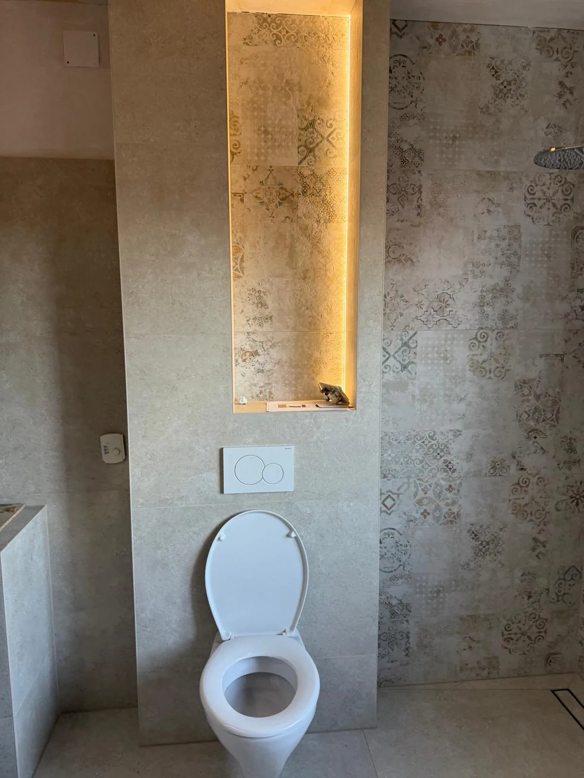 Modernisiertes Wand-WC mit beleuchteter Nische