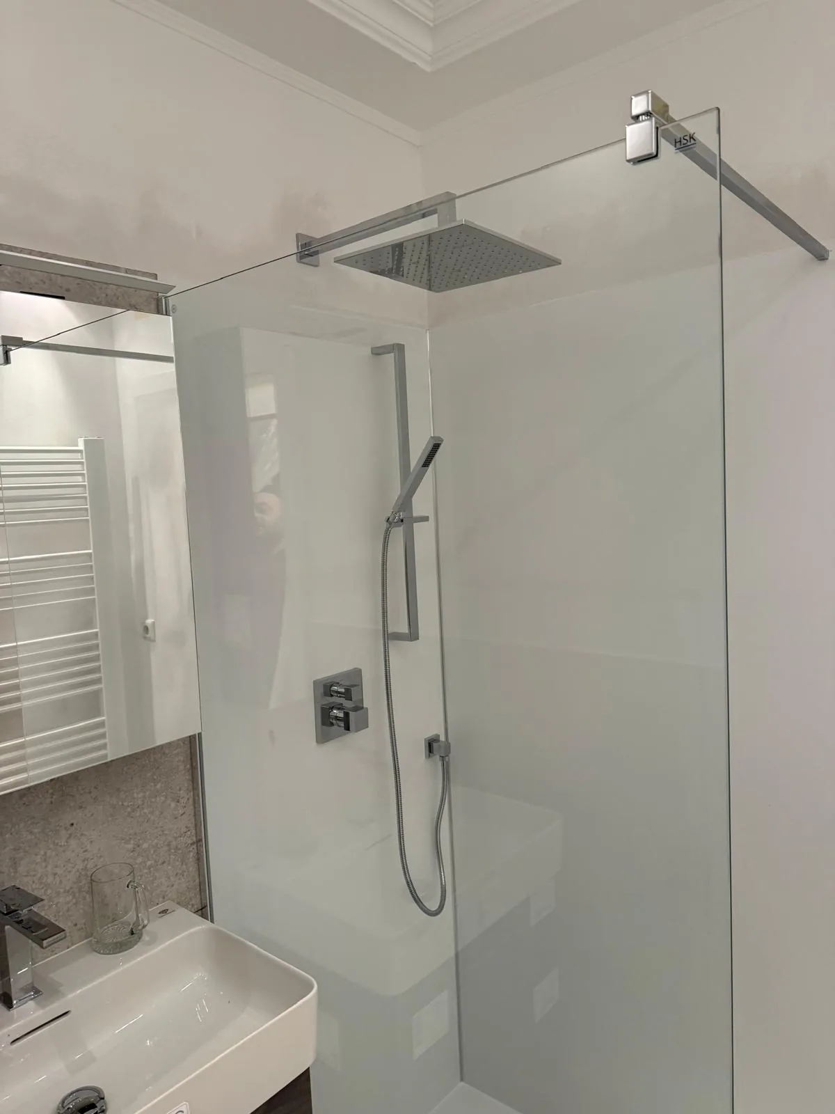 Reales GATA Badprojekt mit Walk-in-Dusche und Regendusche